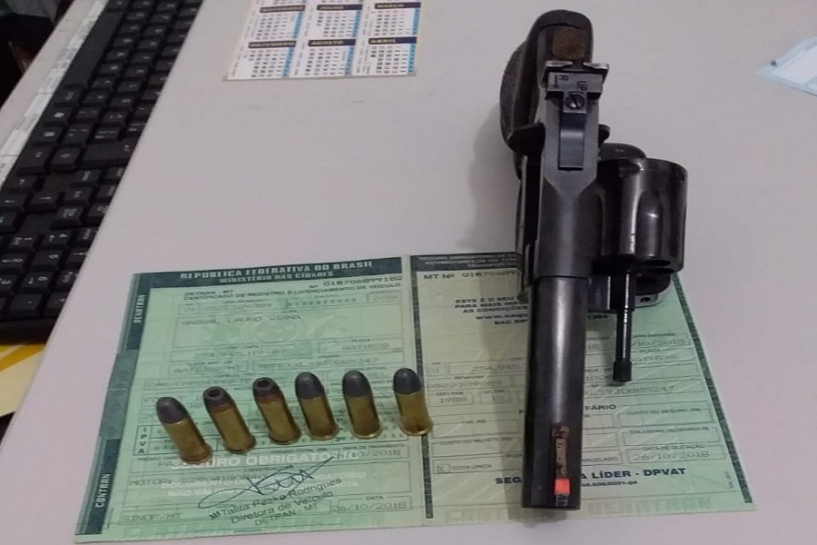 Homem é preso com veículo roubado e arma de fogo em Colniza 