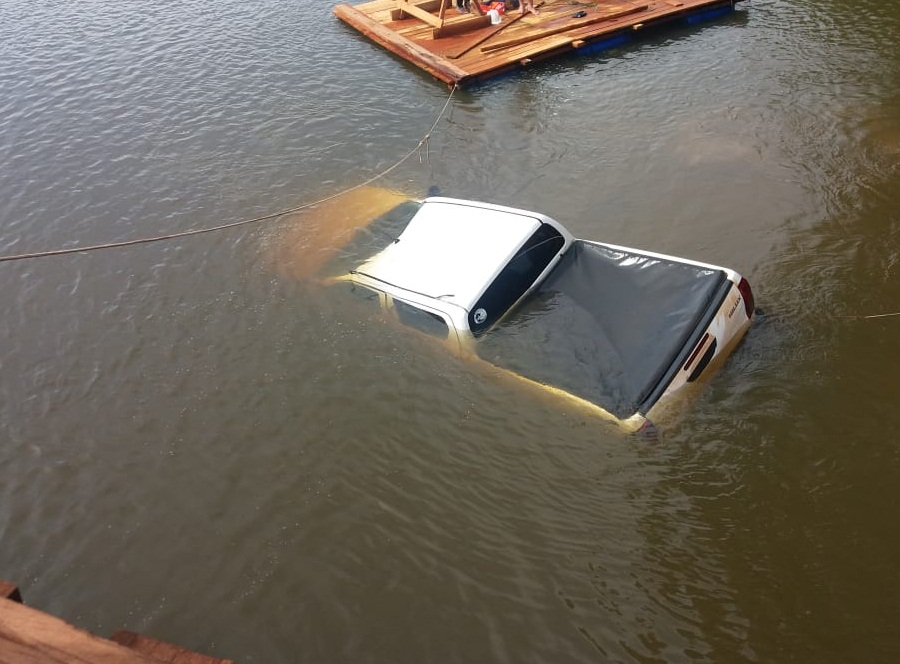 TOPNEWS - Aqui você tem mais conteúdo! - Camionete desliza sobre ponte