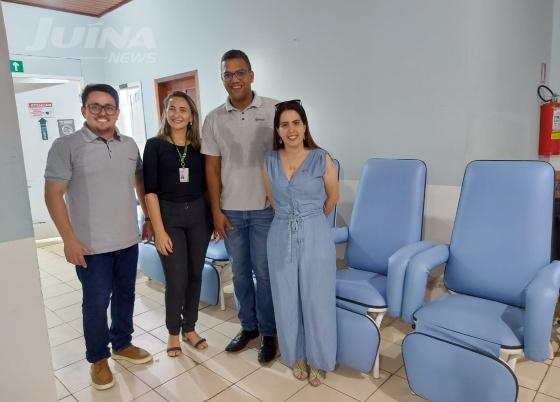Sicredi entrega poltronas reclináveis ao hospital municipal de Juína 