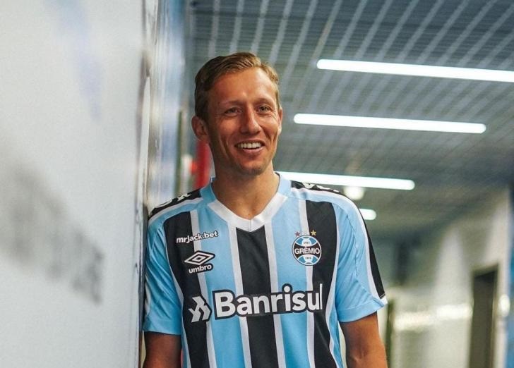 Por problemas cardíacos, Lucas Leiva, do Grêmio, anuncia aposentadoria do futebol 