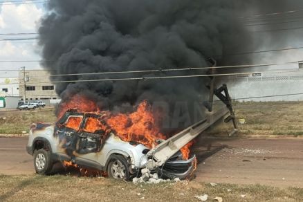 Médica morre carbonizada após bater o carro em poste em MT 