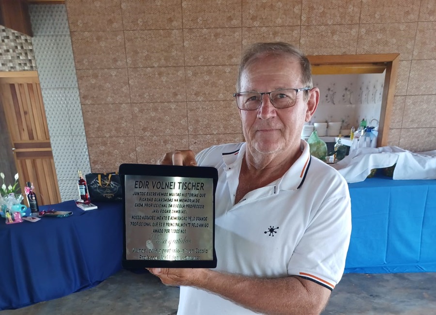 Professor recém-aposentado recebe homenagem de colegas e gestão escolar em Aripuanã 