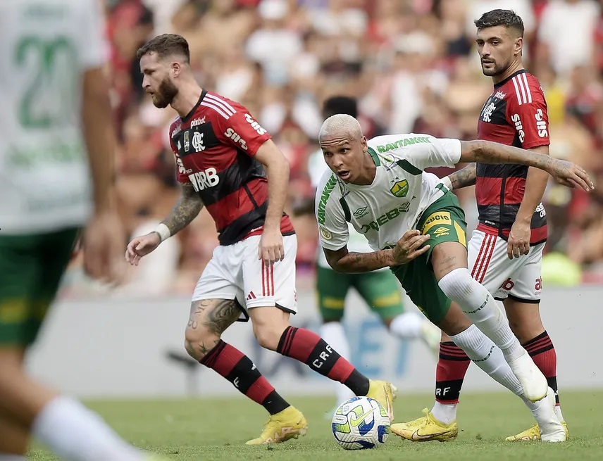 Deyverson é vaiado e ironiza ao pedir desculpas à torcida do Flamengo no Maracanã 