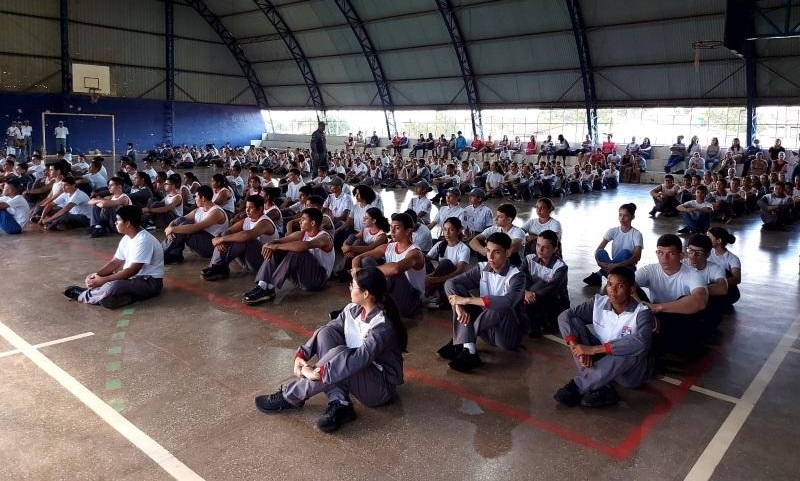 Alunos da Escola Militar em Juína recebem kits de uniformes para educação física 