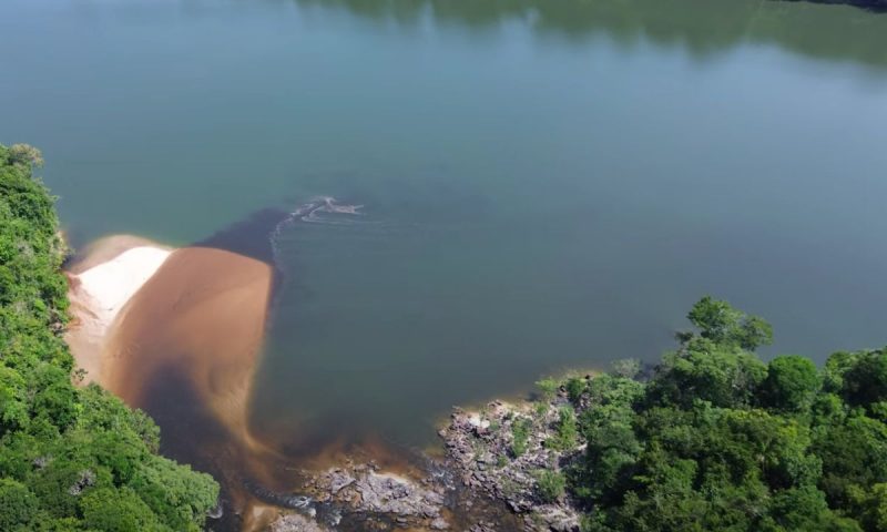 VIDEO: Pescador flagra por acidente criatura com braços, cauda e de tamanho humano 