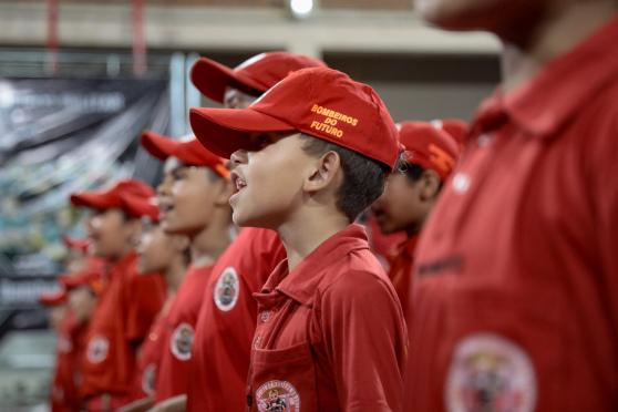 Projetos do Corpo de Bombeiros beneficiam 2,4 mil crianças; "se tornaram referência para meu filho", afirma mãe 