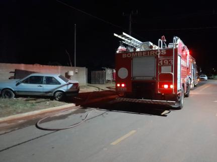 Celular explode carregando e incendeia casa com 3 pessoas 