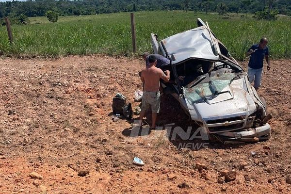 Caminhonete S10 capota com casal na BR 174, próximo de Castanheira 