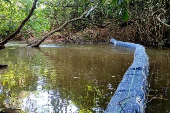 Rio Perdido de Juína recebe ecobarreiras para contenção de resíduos 