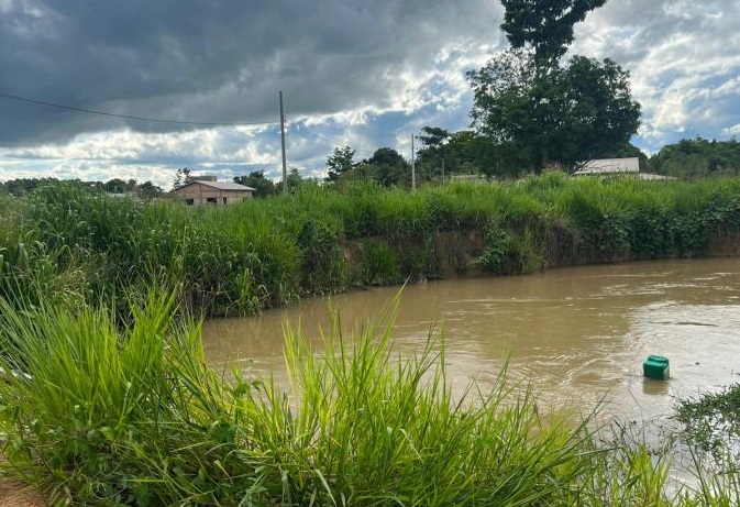 Peão morre afogado ao tentar atravessar rio com gado 