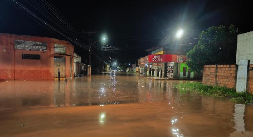 MT envia equipes e alimentos para Cáceres; 9 bairros foram atingidos pela chuva 