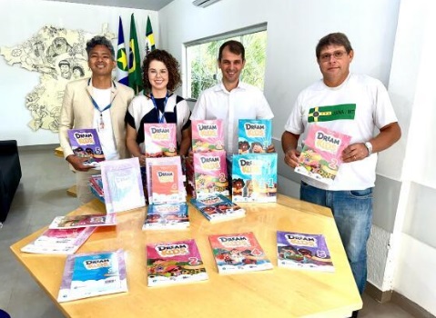 Município de Juína faz entrega de materiais do programa Mais Inglês MT 