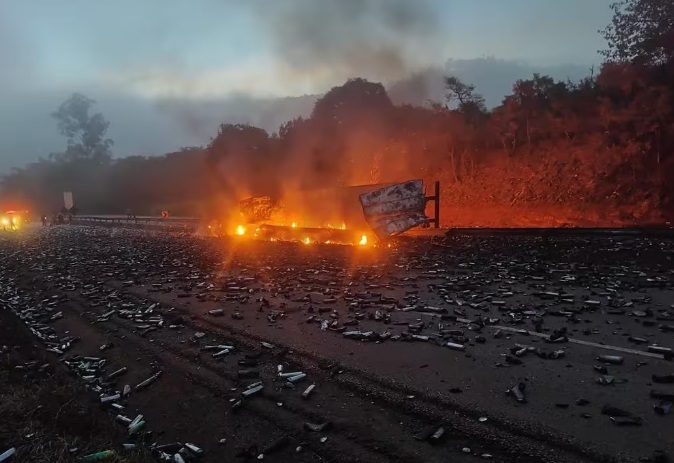 BR-381 é interditada após carreta tombar, pegar fogo e matar motorista em MG 