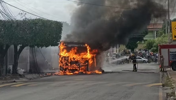 Ônibus pega fogo e assusta moradores em Cuiabá 