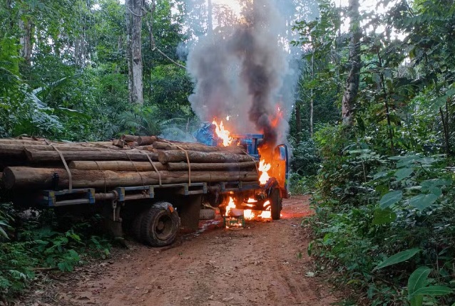 Operação apreende caminhões, máquinas e motores de madeireiros garimpeiros em reservas indígenas 