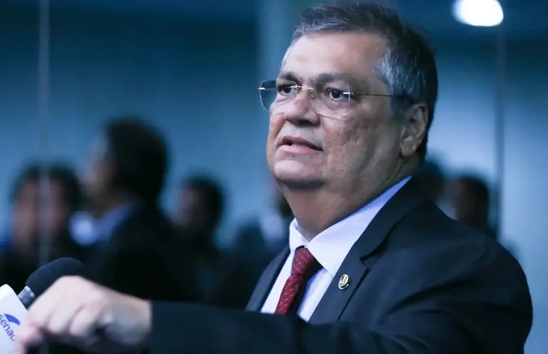 Flávio Dino propõe fim da aposentadoria compulsória para juízes e militares 