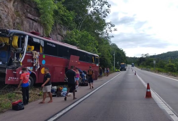 Sete passageiros ficam feridos em acidente entre ônibus e carreta na BR-364 em MT 
