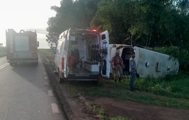 Micro-ônibus escolar tomba na BR-070 e 8 crianças ficam feridas em MT 