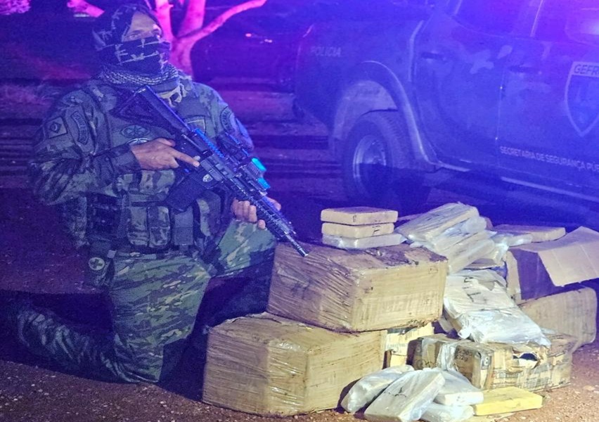 Dupla é presa com droga avaliada em R$ 3,6 mi em ônibus 