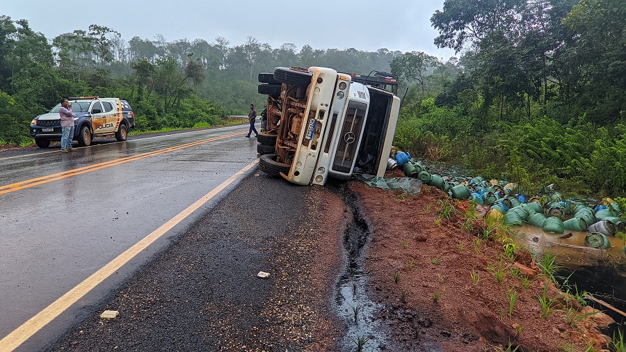 Caminhão carregado com botijões de gás tomba na MT-208 em Aripuanã 