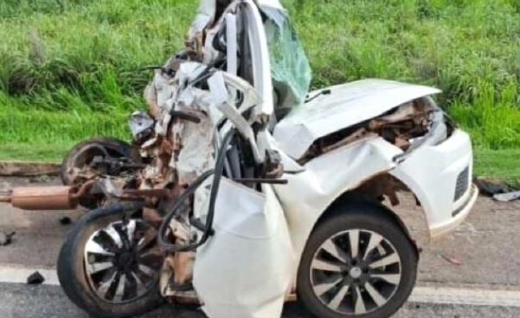 Carro é esmagado em colisão com carreta e condutor morre em Mato Grosso 