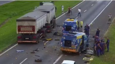 Grupo com 10 criminosos explode dois carros-fortes 