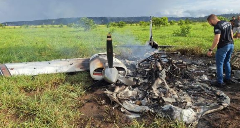 Avião da Bolívia pousa em MT após FAB tentar interceptação; tripulantes ateiam fogo e fogem 