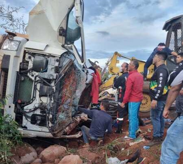 MT-208: Caminhoneiro morre após caminhão tombar próximo a Tutilândia em Aripuanã 