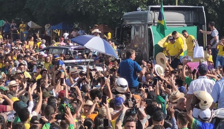 Bolsonaro tem grande recepção em Sinop, critica Lula e visita a Norte Show 