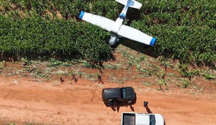 Avião cai em Mato Grosso, polícia apreende armas e centenas de munições; 2 presos 