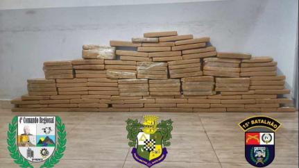 PM apreende adolescente que dirigia carro com 120 quilos de maconha 