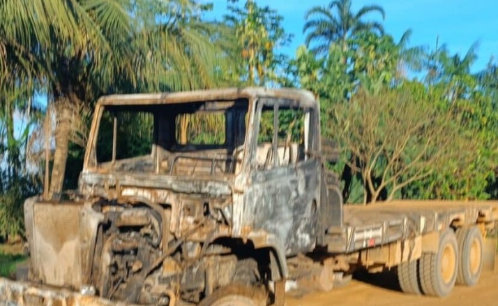 Fiscalização destrói caminhão, maquinário e 'desmonta' acampamento durante operação em MT 