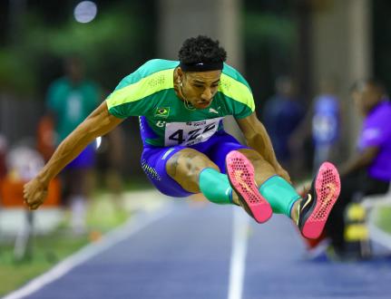 Atleta de MT bate recorde no salto triplo e leva ouro no campeonato Ibero-Americano 