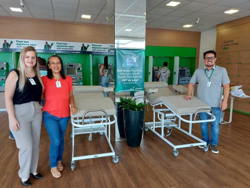 Sicredi doa poltronas para o banco de sangue em Juína 