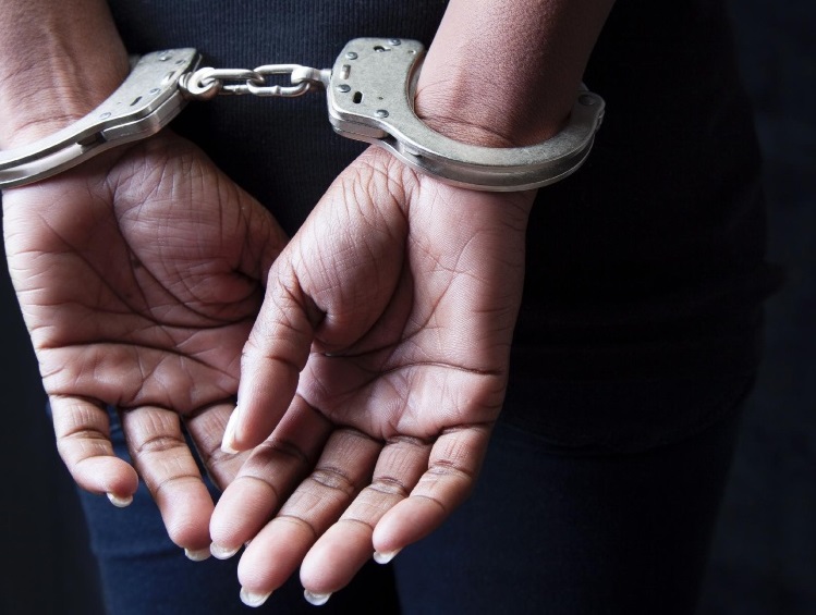 Mulher é presa no Amazonas por abandonar 6 filhos para usar drogas 