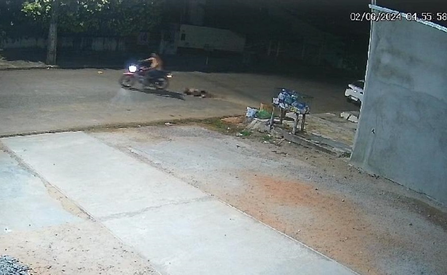 Homem mata mulher e arrasta corpo pela rua durante fuga 