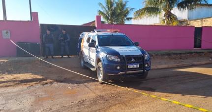 Bandidos invadem boate, fazem reféns, entram em confronto com a PM e dois morrem 