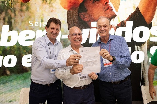 Sicredi conquista marca de 8 milhões de associados e homenageia presidente da Frencoop, Arnaldo Jardim 