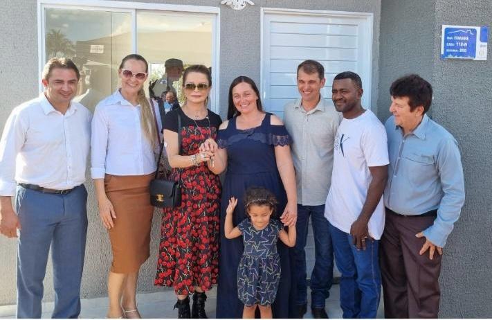 Primeira Dama de MT Virginia Mendes entrega casas populares em Juína 