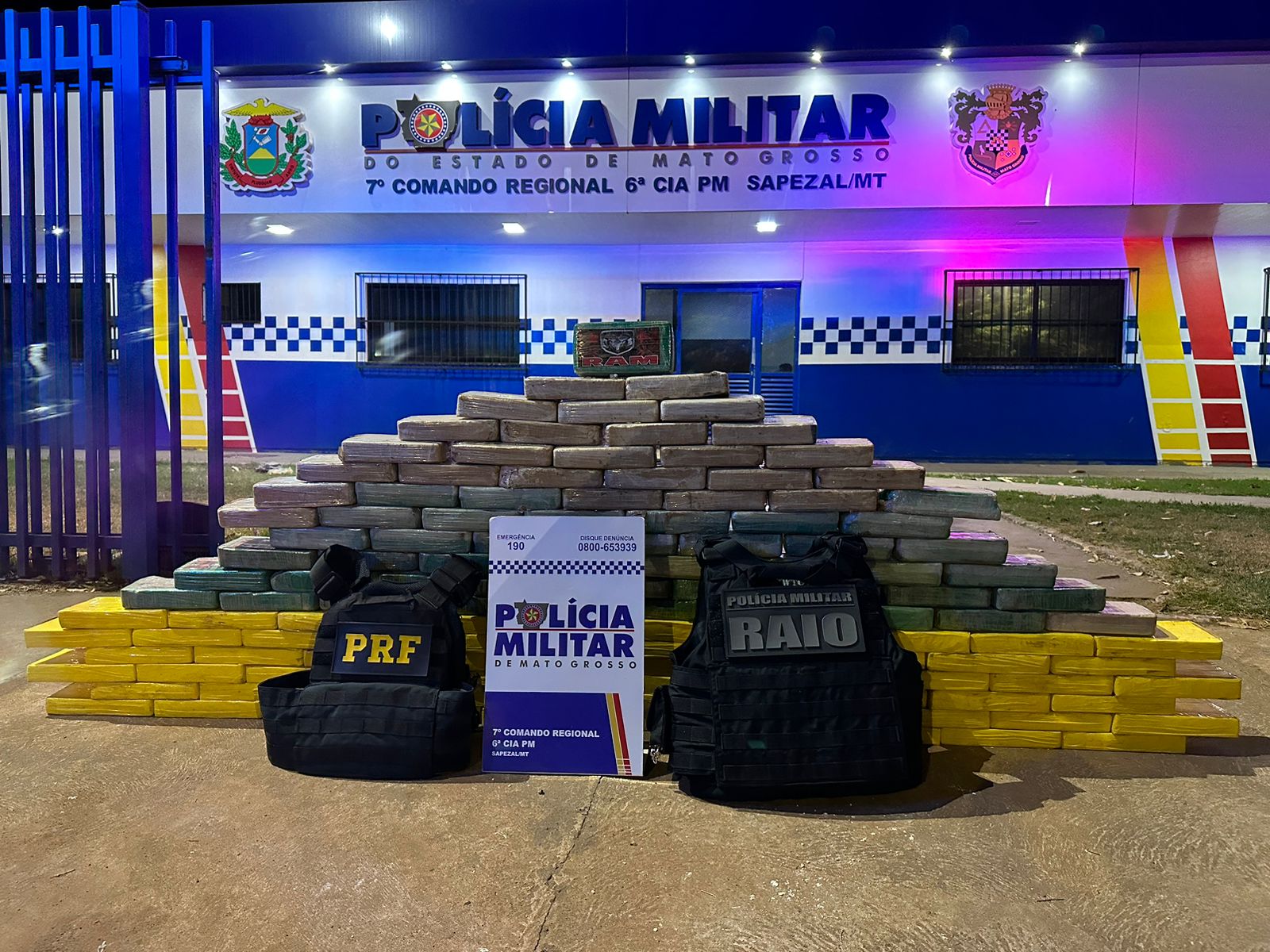 olícia Militar e PRF apreendem 129 tabletes de entorpecentes avaliados em R$ 2,8 milhões 
