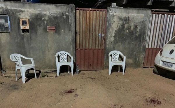 Homem leva 5 tiros durante confronto com desafeto na porta de casa em Colniza 