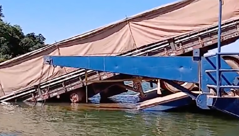 Carreta cai de balsa em rio no Nortão 