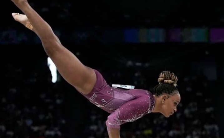 Rebeca desbanca Biles no solo, leva ouro e vira maior medalhista do Brasil em Olimpíadas 