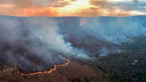 Incêndio queima 10 mil hectares do Parque da Chapada dos Veadeiros 