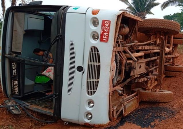 Ônibus com 26 passageiros tomba em estrada de terra em Aripuanã 