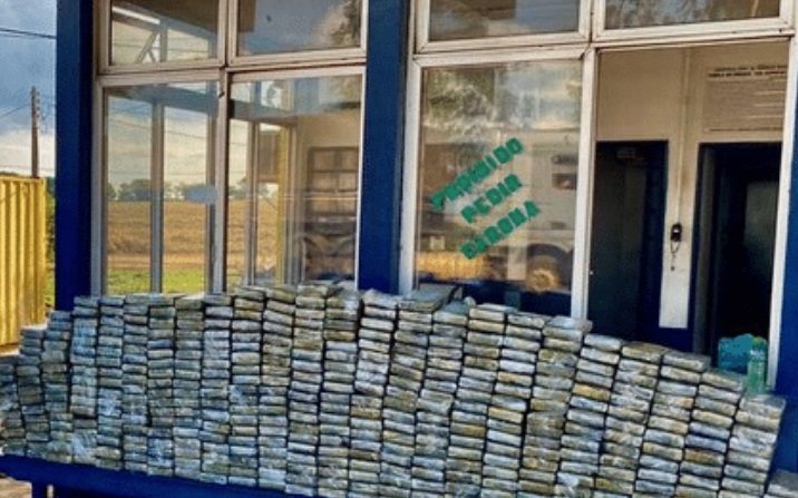 PRF apreende 460 kg de cocaína em fundo falso de caminhão em MT; motorista tenta fugir