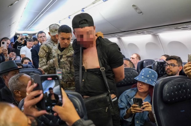 Passageiro tenta abrir porta de avião em voo Brasília Panamá 