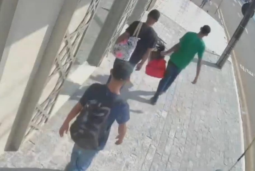 Ladrões capotam carro após assaltarem relojoaria no Nortão; um morre em confronto 