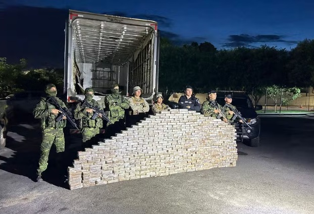 Mais de 400 kg de drogas são apreendidos em caminhão e motorista é preso suspeito de tráfico em MT 