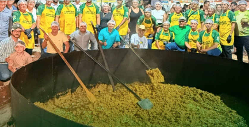 Município de Mato Grosso bate recorde nacional com maior panelaço de arroz com pequi 